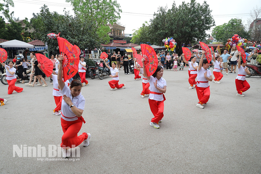 태국 비 사원 축제에서 활기찬 문화 및 스포츠 활동