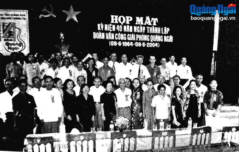Anh chị em Đoàn Văn công giải phóng Quảng Ngãi gặp mặt nhân kỷ niệm 40 năm ngày thành lập. 				                                 Ảnh: TL