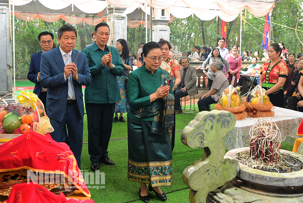 คณะผู้แทนสถานทูตลาวในเวียดนามจุดธูปเทียนที่วัดเจ้าหญิงโญ่ฮัว