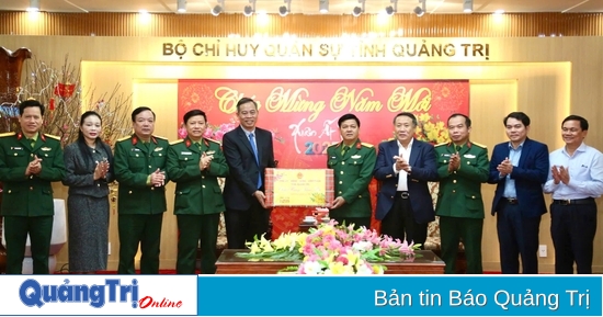 Quang Tri province leaders visit and wish Happy New Year to armed forces units