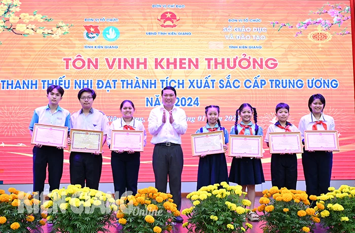 Họp mặt giáo viên, học sinh, sinh viên dịp Tết Nguyên đán Ất Tỵ năm 2025