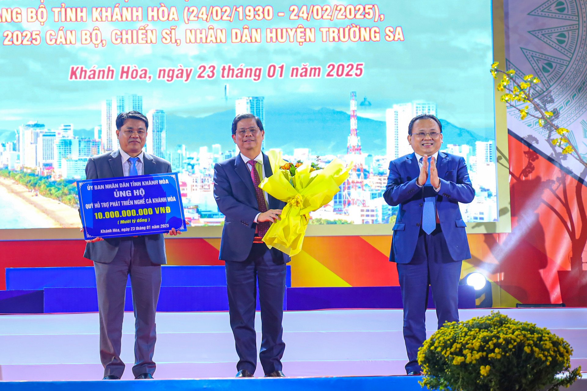 M. Le Huu Hoang et M. Nguyen Duy Quang ont reçu un financement pour soutenir le Fonds de soutien au développement de la pêche de Khanh Hoa de la part de M. Nguyen Tan Tuan.