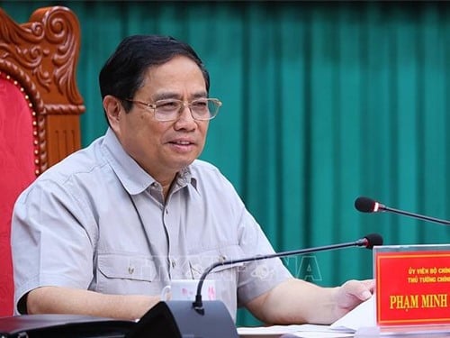 El primer ministro Pham Minh Chinh trabaja con el Comité Permanente del Comité Provincial del Partido de Kon Tum