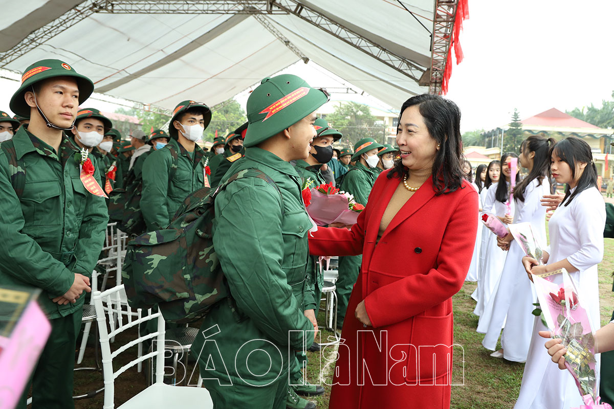 Đồng chí Phó Bí thư Thường trực Tỉnh ủy Đinh Thị Lụa dự Lễ giao, nhận quân tại huyện Lý Nhân