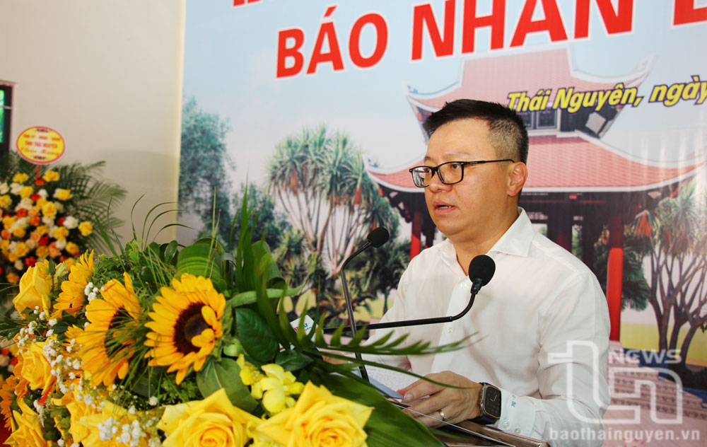 Nhan Dan 신문의 편집장 Le Quoc Minh이 이 행사에서 연설했습니다.