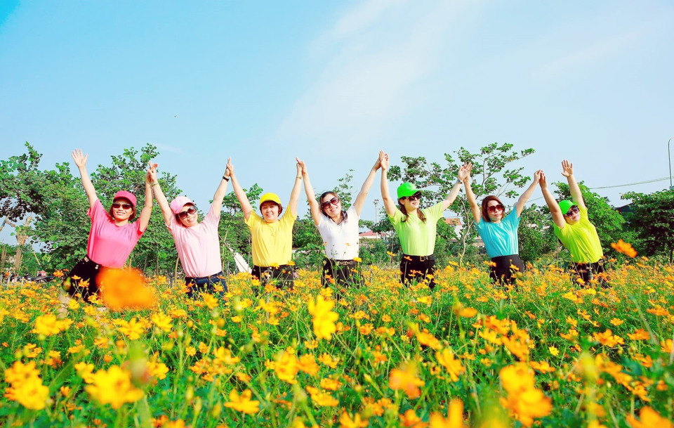 Tourists experience community tourism in Hong Van commune (Thuong Tin). Photo: Hoai Nam