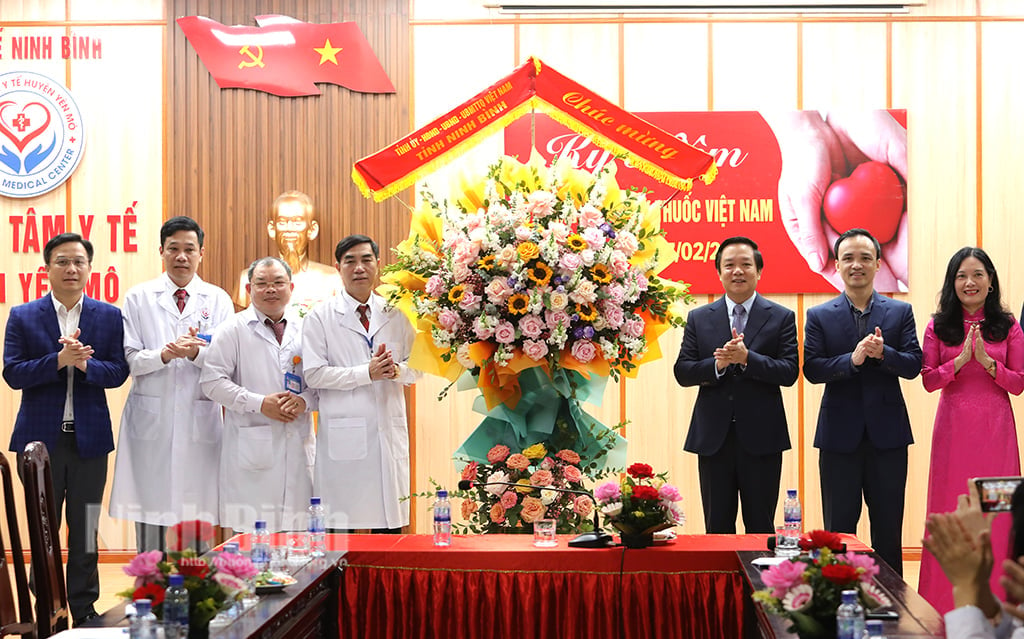 Chairman of the Provincial People's Committee presented gifts on Vietnamese Doctors' Day