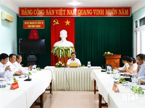 Comrade Tran Quoc Nam, Deputy Secretary of the Provincial Party Committee, Chairman of the Provincial People's Committee worked with the Department of Planning and Investment.