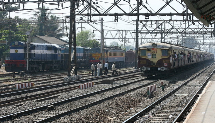 インドで火災の噂が列車事故の死者発生につながる