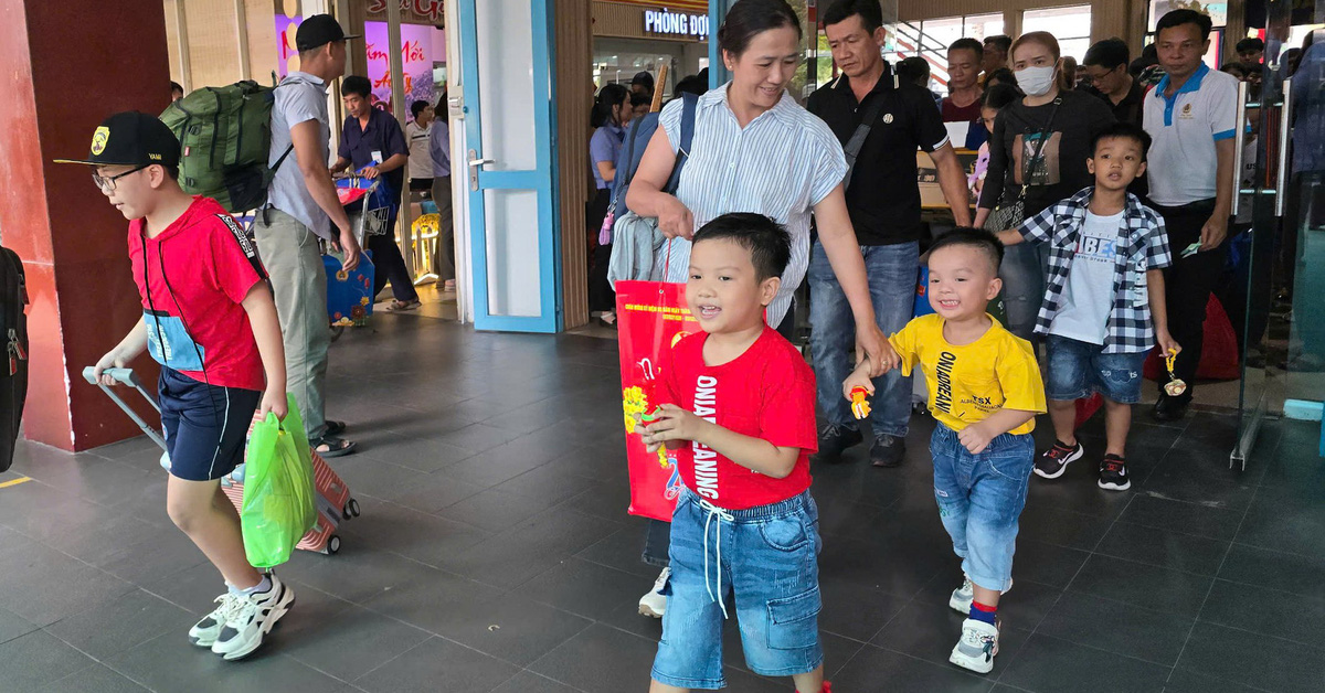 500 Arbeiterfamilien verlassen Ho-Chi-Minh-Stadt widerstrebend, um nach Hause zurückzukehren und Tet im Frühlingszug zu feiern