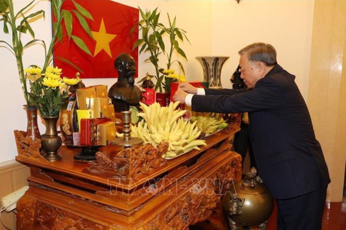 General Secretary and President To Lam offers incense at the altar of President Ho Chi Minh at the Vietnamese Embassy. Photo: VNA