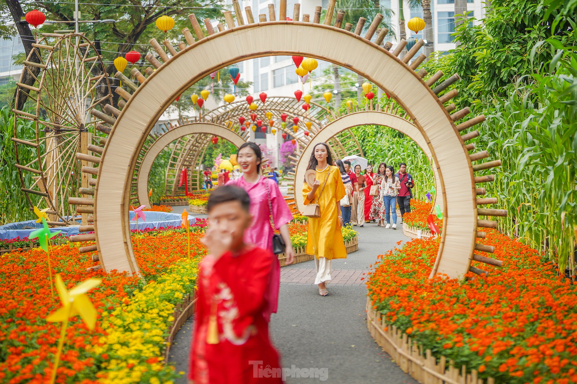 ホーチミン市の「裕福なエリア」にある旧正月の花通りにチェックインするために集まった若者たち（写真9）