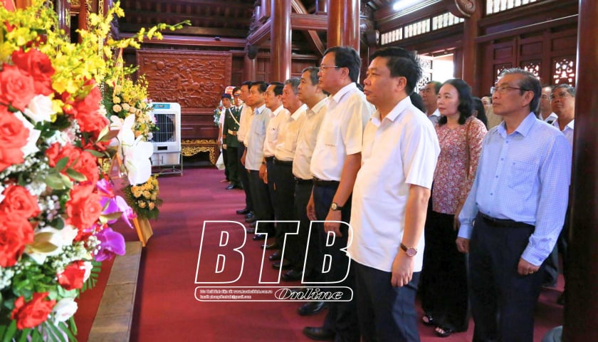 Delegaciones de las provincias de Thai Binh y Tra Vinh ofrecieron incienso para conmemorar al Presidente Ho Chi Minh.