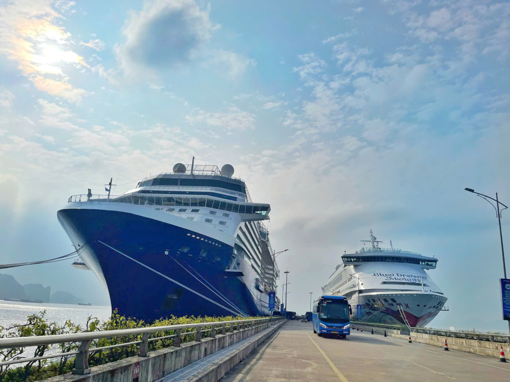 El crucero Blue Dream Melody y el crucero Celebrity Solstice llevan turistas a Ha Long, anclados en el Puerto Internacional de Pasajeros de Ha Long, el 18 de noviembre.