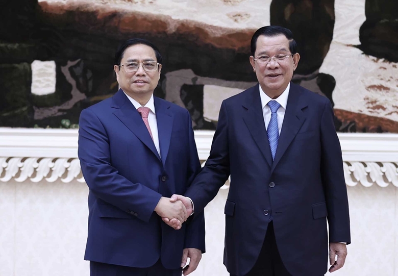 Premierminister Hun Sen begrüßte Premierminister Pham Minh Chinh herzlich bei seinem offiziellen Besuch in Kambodscha am