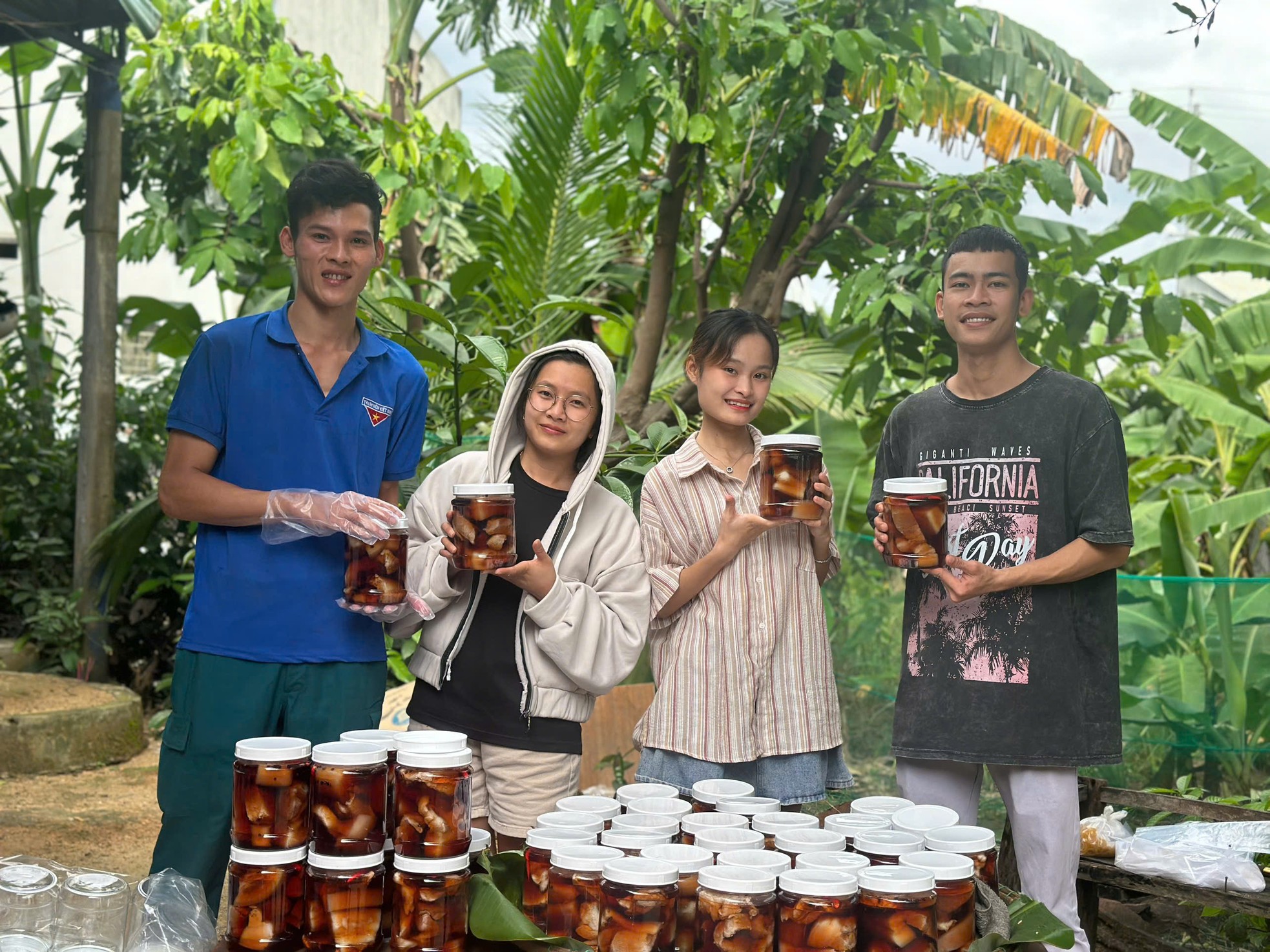 យុវជន​ធ្វើ​ដំណើរ​រាប់​រយ​គីឡូម៉ែត្រ​ដើម្បី​ប្រគល់​សម្លៀក​បំពាក់​កក់ក្តៅ ភួយ អាវ​ភ្លៀង ស្បែកជើង... ដល់​សិស្ស​នៅ​តំបន់​ភ្នំ រូបថត ១៧