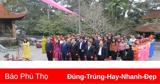 Offering incense to commemorate Mother Au Co on the day of "Tien Thang"