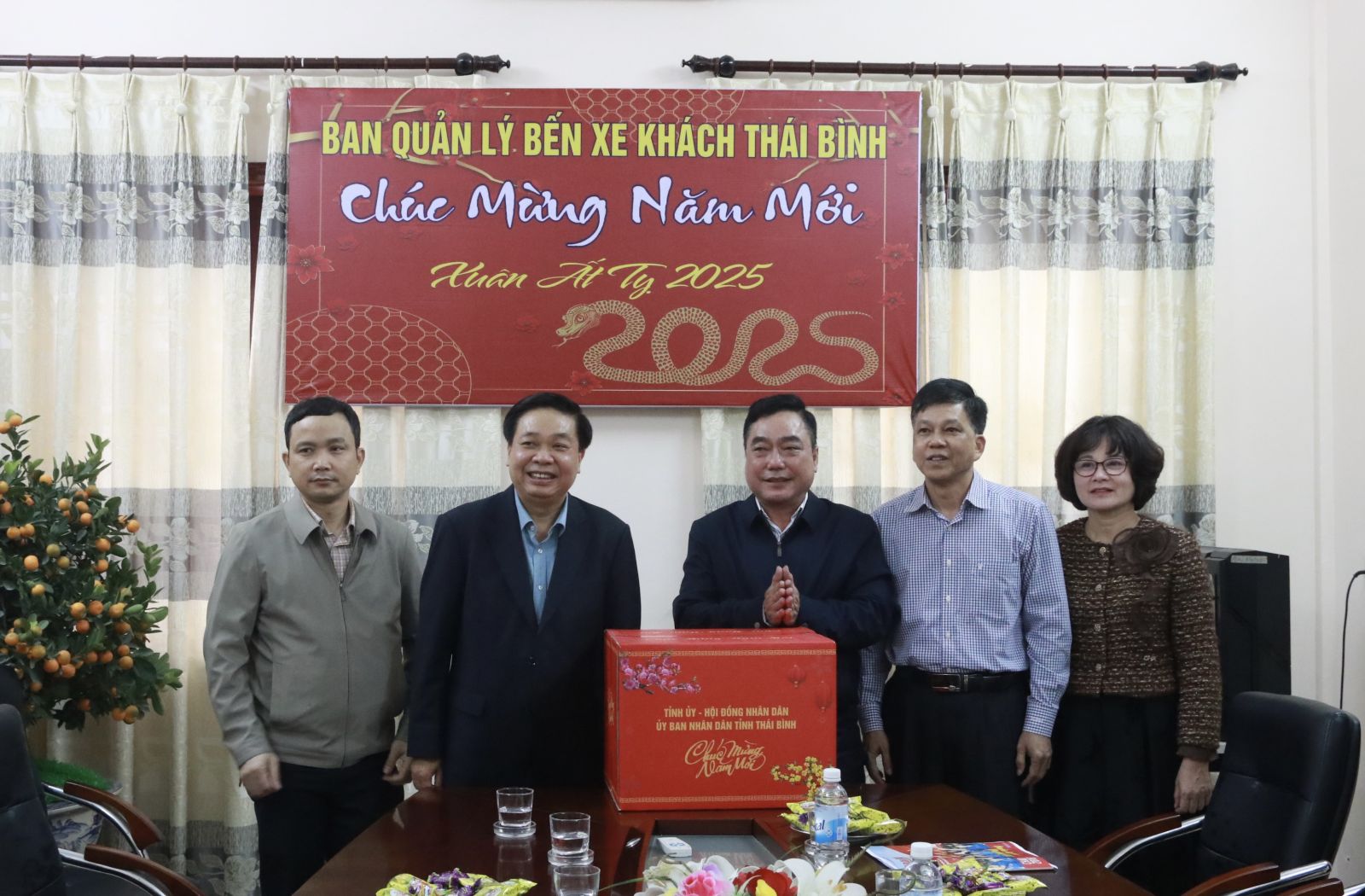 Comrade Nguyen Quang Hung, Permanent Vice Chairman of the Provincial People's Committee: Inspecting and wishing a happy new year to the Management Board of Thai Binh Bus Station, Thai Binh River Wharf and Thai Binh Clean Water Joint Stock Company