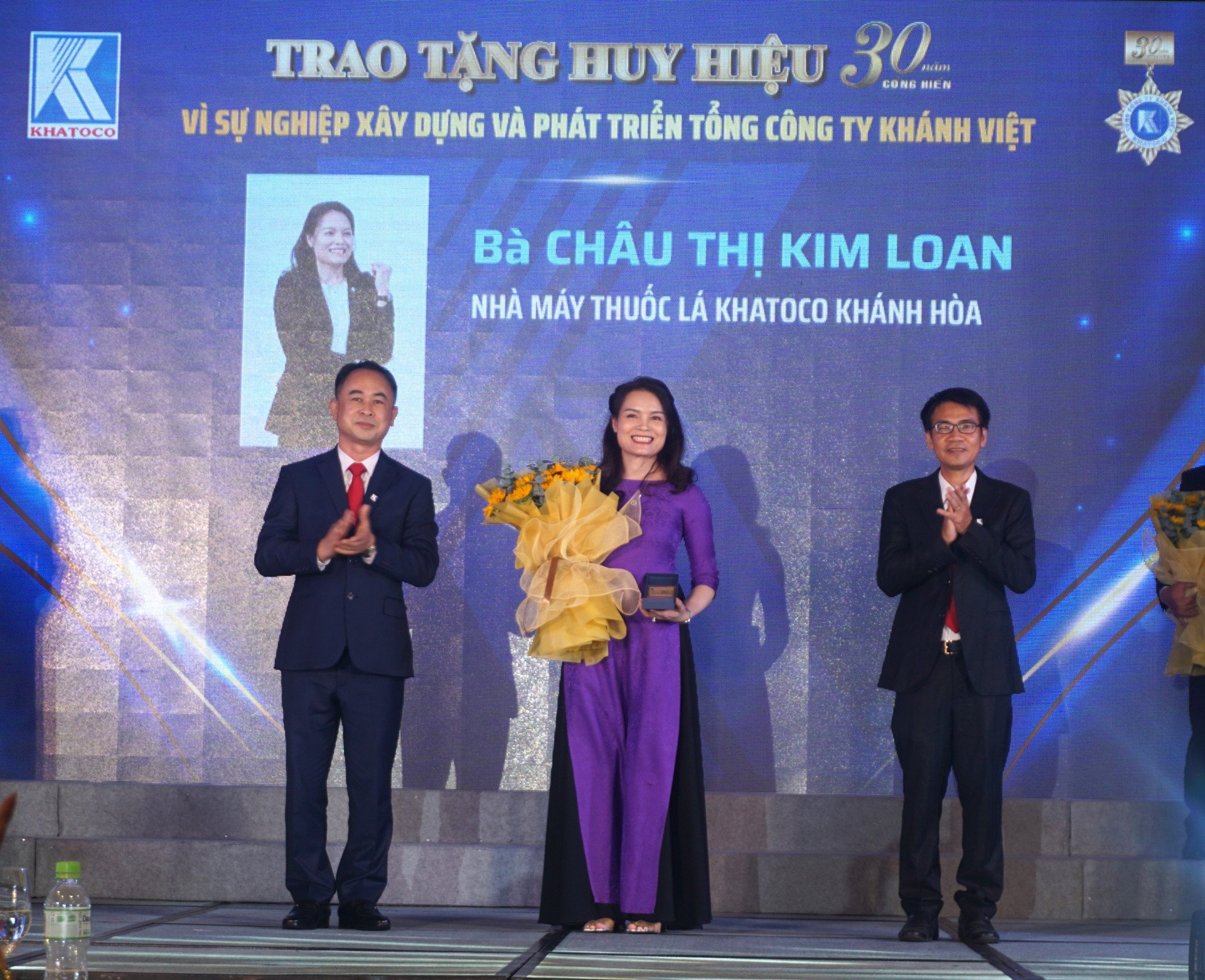 Bà Châu Thị Kim Loan - Giám đốc Nhà máy Thuốc lá Khatoco Khánh Hòa nhận Huy hiệu 30 năm “Vì sự nghiệp xây dựng và phát triển Tổng Công ty Khánh Việt”