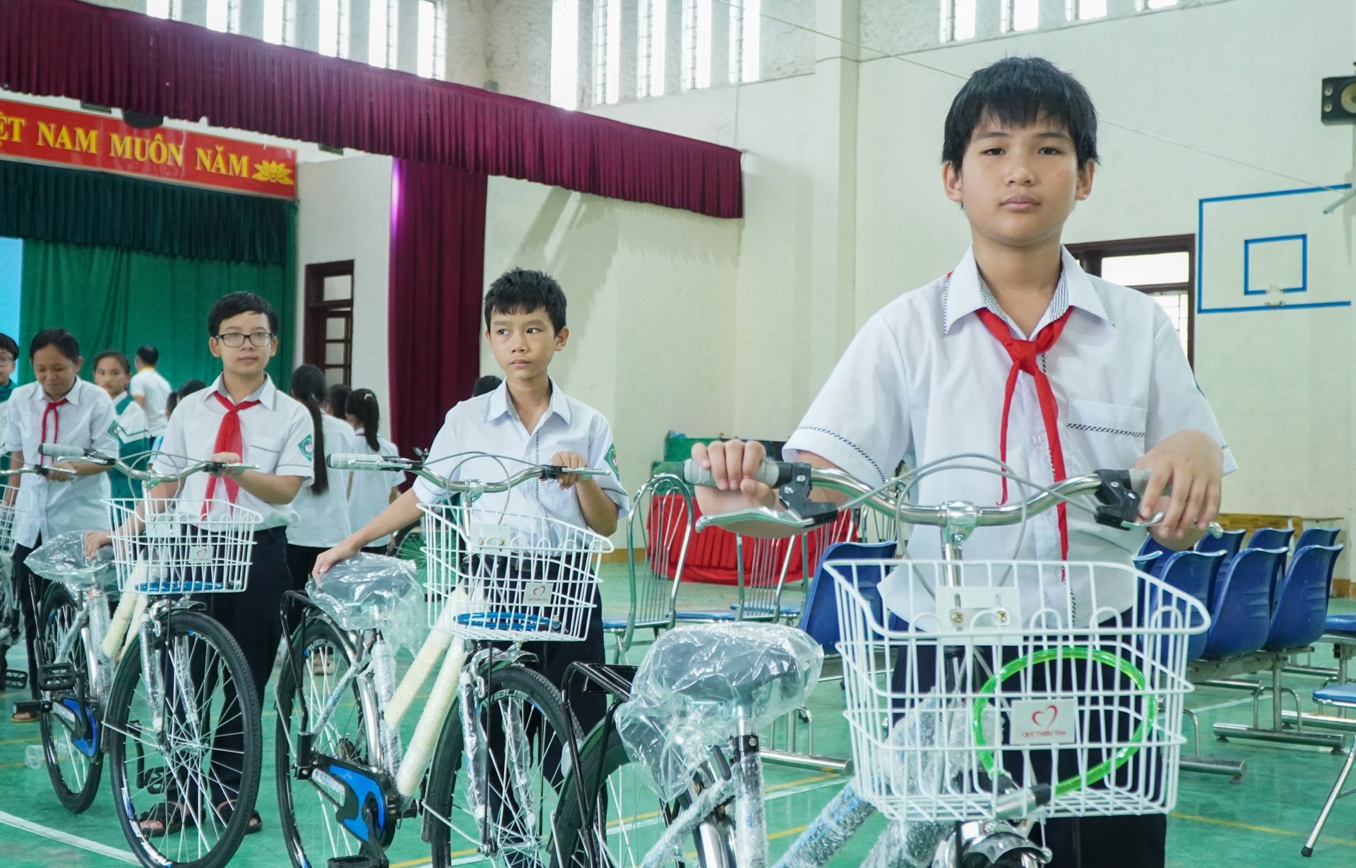 Periódico Quang Tri - El Fondo Thien Tam dona 30 bicicletas a estudiantes pobres que superan dificultades