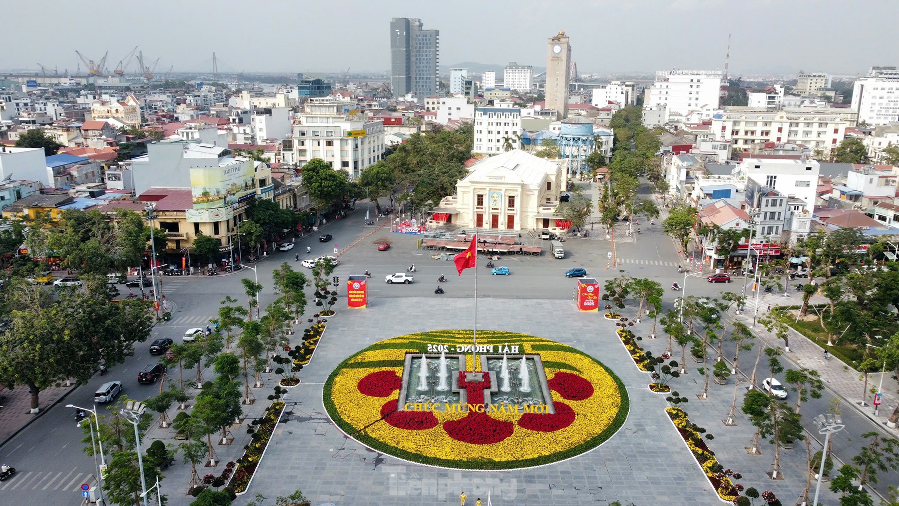 Người Hải Phòng check-in vườn hoa trung tâm cận Tết ảnh 1