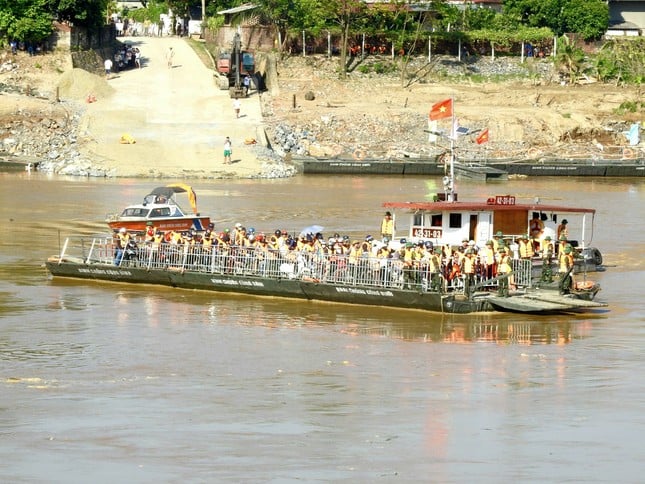 The first dedicated ferry replaces Phong Chau pontoon bridge photo 6