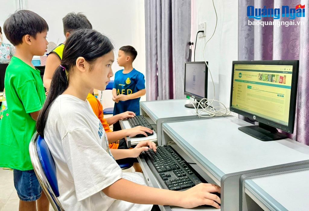 Die Schüler nutzen Computer, um in der Allgemeinen Provinzbibliothek nach Büchern zu suchen.