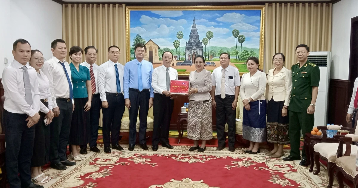 คณะผู้แทนจังหวัดเหงะอานเยี่ยมชมและเฉลิมฉลองเทศกาลปีใหม่บุนพิมายที่แขวงสะหวันนะเขต (ลาว)