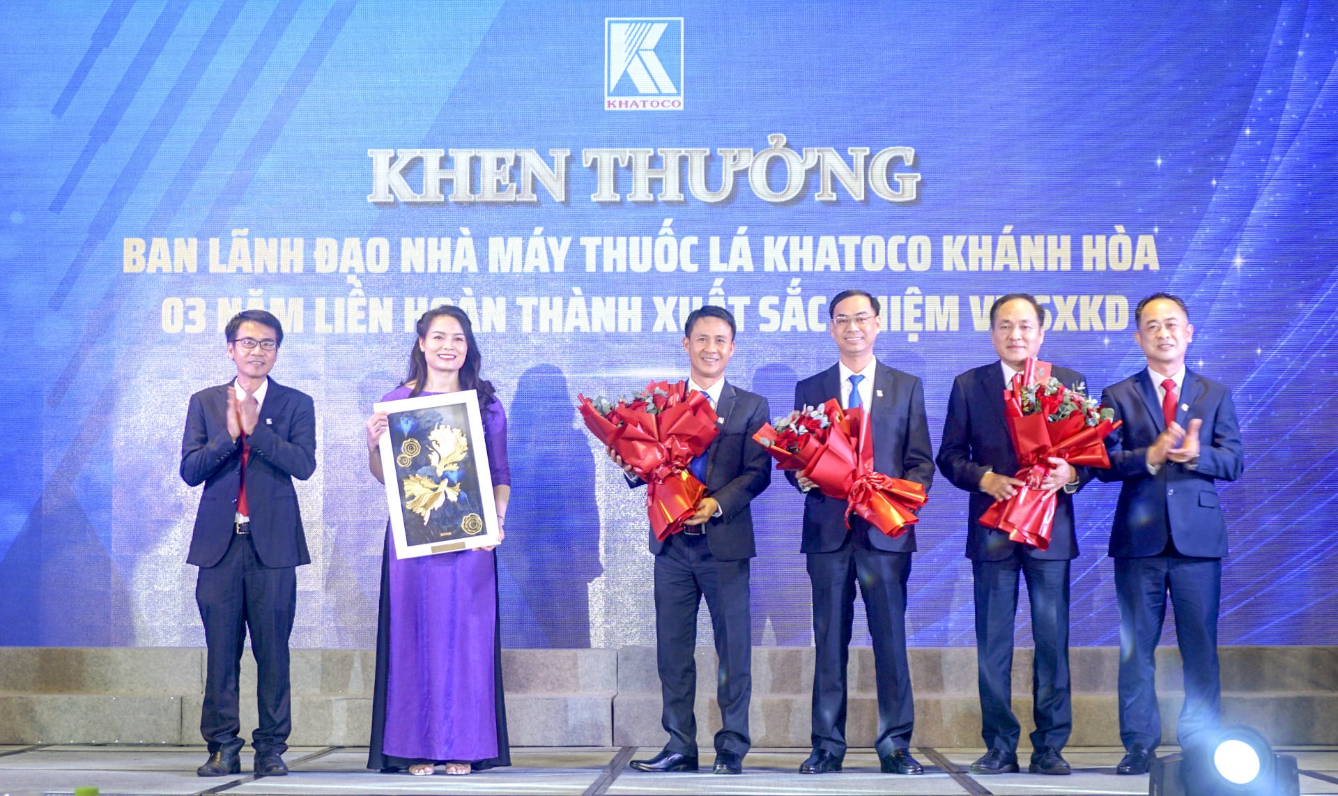 The leaders of Khanh Viet Corporation commended the leadership of Khatoco Khanh Hoa Tobacco Factory for their outstanding achievements for three consecutive years.