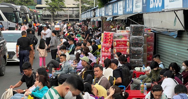 After the last working day of the year, crowds of people left Ho Chi Minh City to return to their hometowns to celebrate Tet.