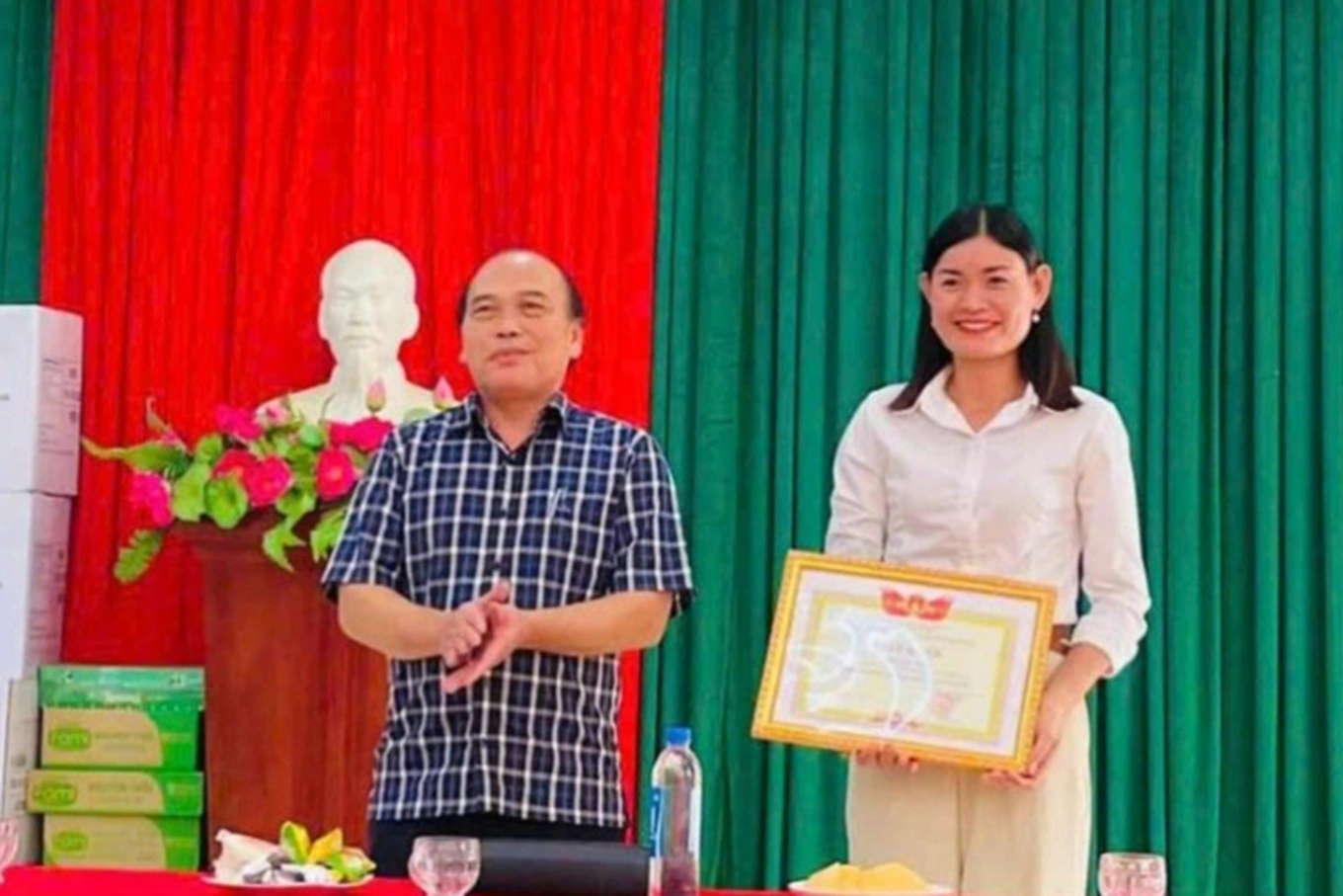 Certificate of Merit awarded to teacher who helped more than 200 students avoid landslide disaster