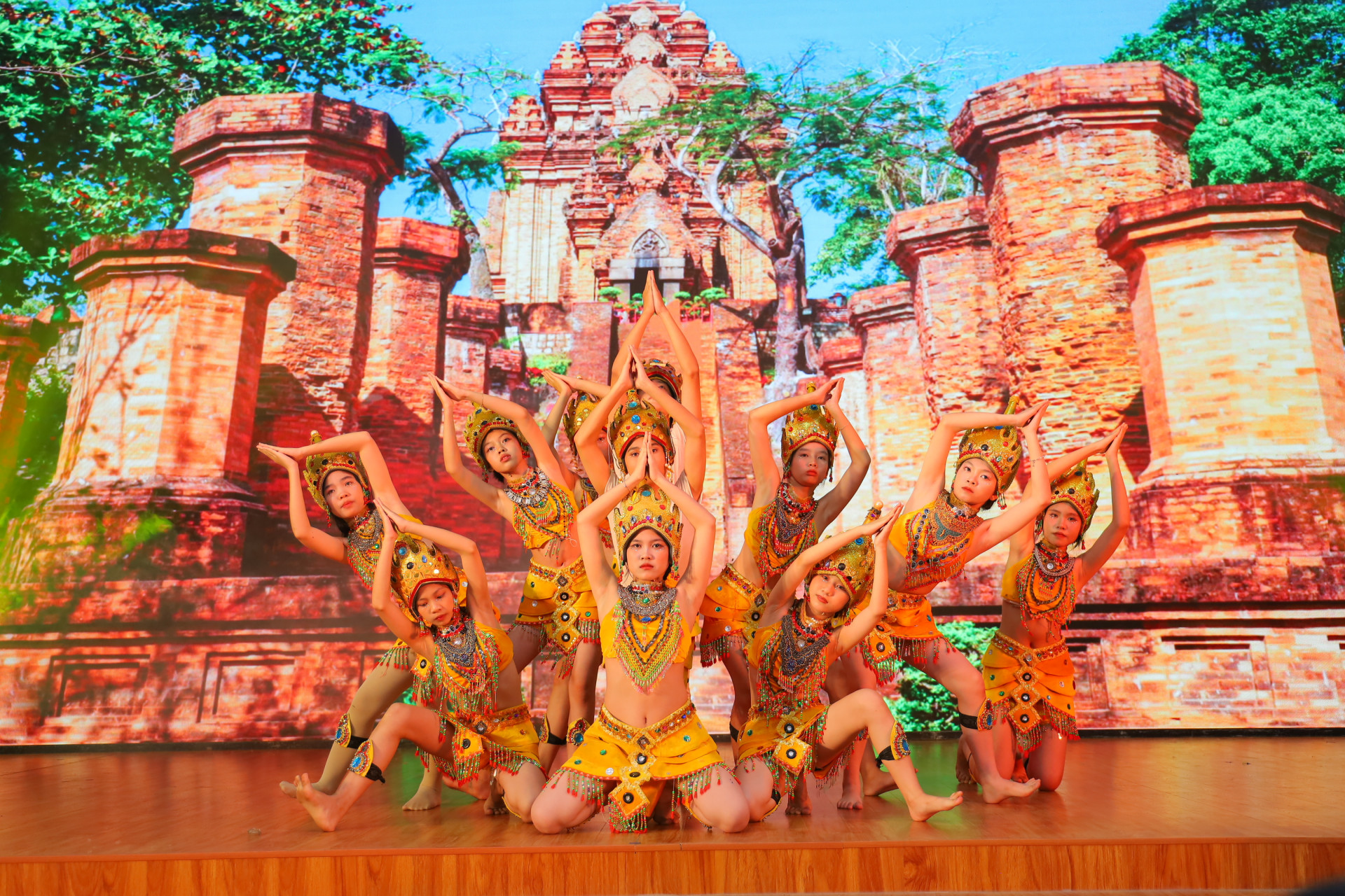 Performance de danse Cham lors du concours de talents de l'équipe de l'école secondaire Nguyen Hue (district de Dien Khanh).