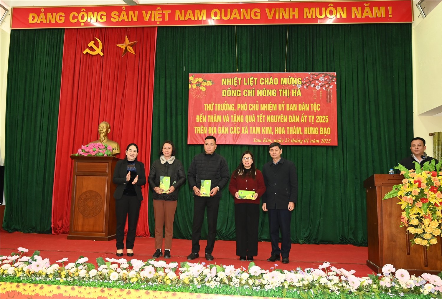 Thứ trưởng, Phó Chủ nhiệm UBDT Nông Thị Hà; Trưởng Ban dân tộc tỉnh Cao Bằng Bế Văn Hùng tặng quà cho tập thể các xã Hoa Thám, Tam Kim, Hưng Đạo thuộc huyện Nguyên Bình, tỉnh Cao Bằng