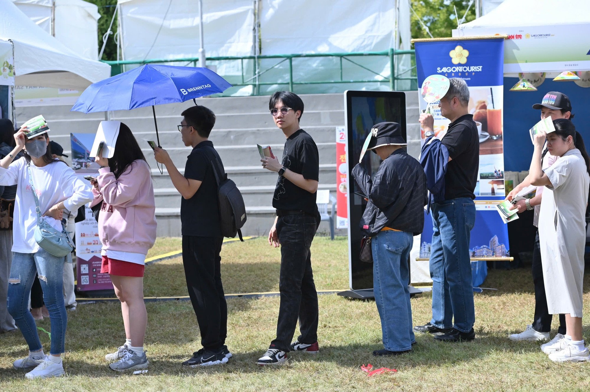 Vietnam Phở Festival 2024: Khách xếp hàng dài, bánh mì, chả giò cũng cháy hàng - Ảnh 1.