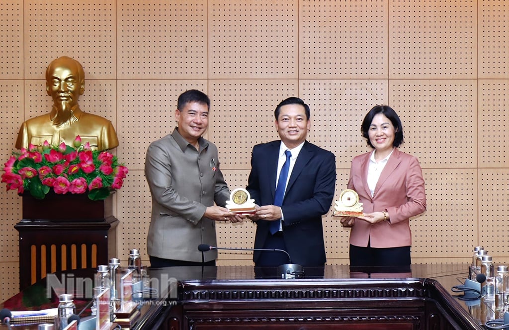 Lãnh đạo UBND tỉnh làm việc với Tổng Lãnh sự quán Việt Nam tại Pakse và Tổng Lãnh sự quán Việt Nam tại Luôngphabăng Lào