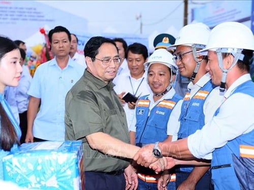 El Primer Ministro asiste a la ceremonia inaugural de los tres paquetes principales de los aeropuertos de Long Thanh y Tan Son Nhat.