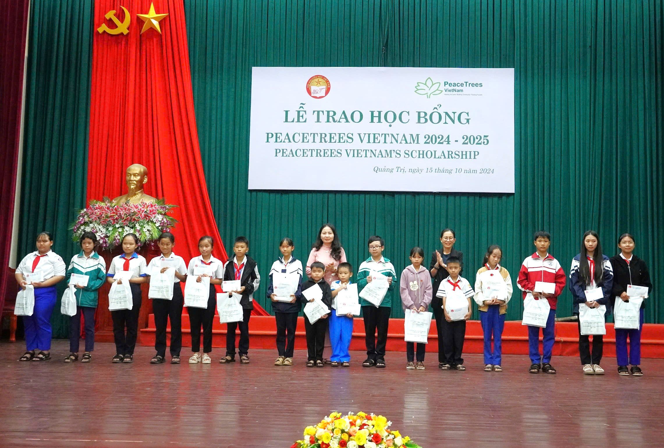 239 học sinh , sinh viên nghèo hiếu học được trao học bổng PeaceTrees VietNam