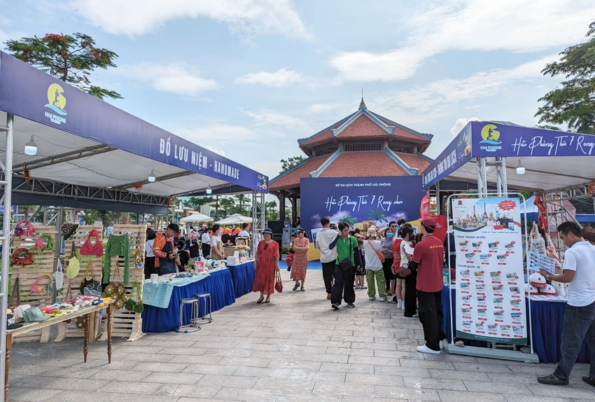 Touristen nehmen am „Hai Phong-Samstagsspaß“ teil