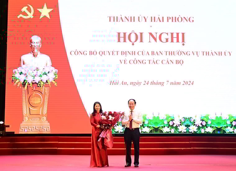 Bí thư Thành ủy Hải Phòng trao quyết định điều động cho tân Bí thư Quận ủy Hải An Nguyễn Thị Thu. Ảnh: Cổng TTĐT Hải Phòng