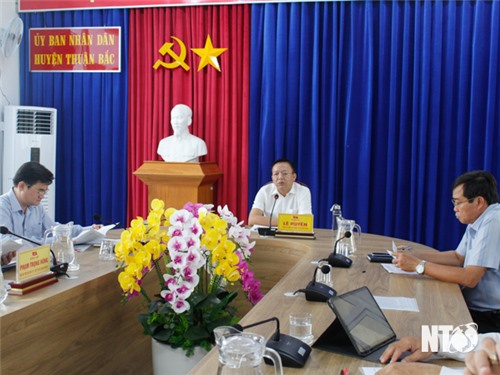 Comrade Le Huyen, Vice Chairman of the Provincial People's Committee worked with the People's Committee of Thuan Bac district.