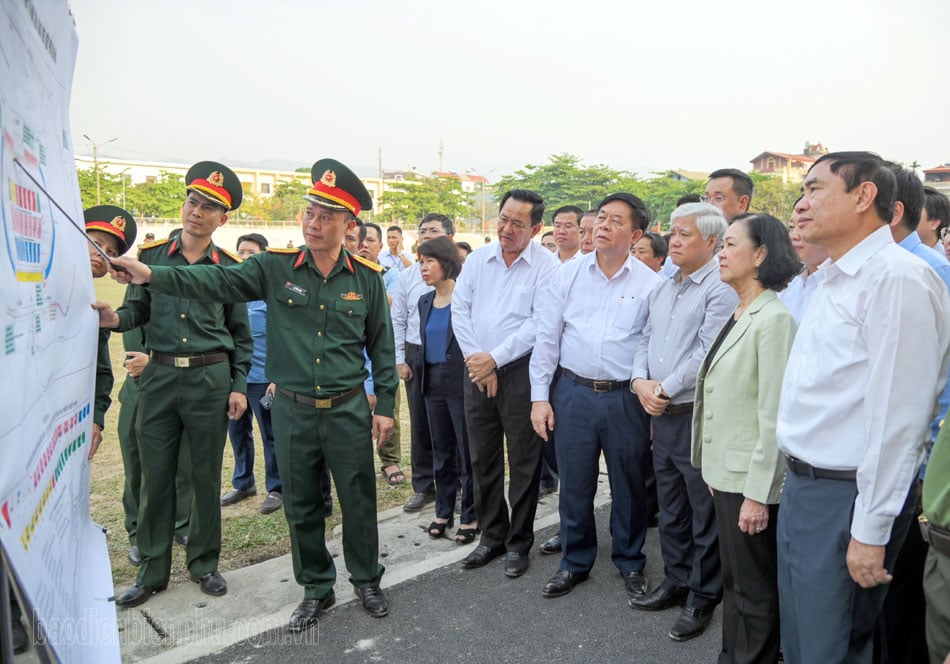 สหาย Truong Thi Mai เยี่ยมชมและทำงานที่เดียนเบียน