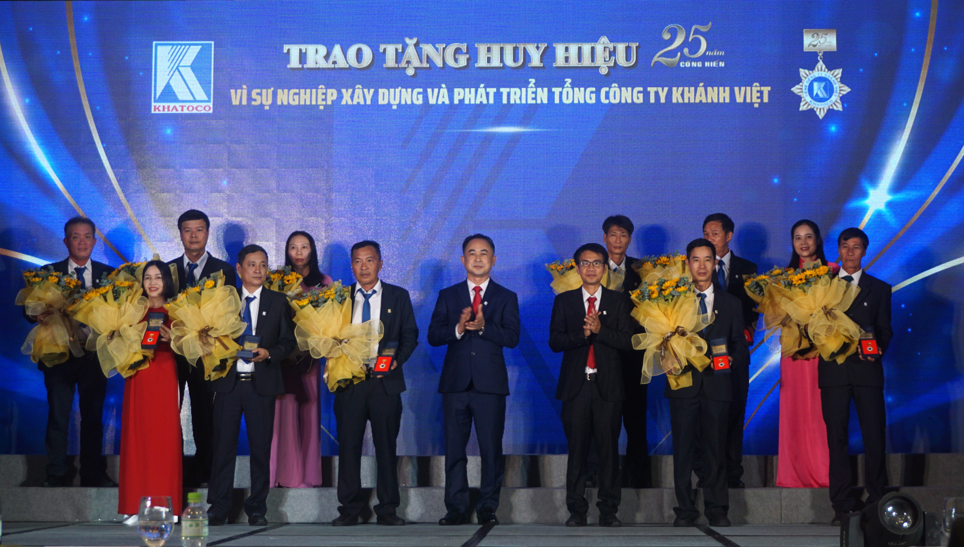 Các cá nhân nhận huy hiệu 25 năm “Vì sự nghiệp xây dựng và phát triển Tổng Công ty Khánh Việt”