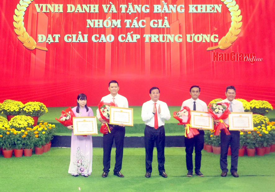 Hau Giang awarded the construction press prize and organized the opening ceremony of the 2025 spring press conference, photo 1