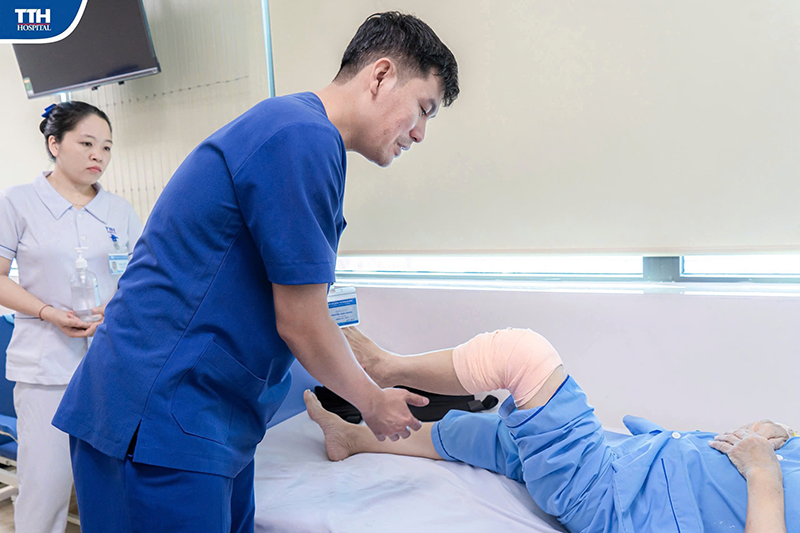 Arzt untersucht Patienten nach Operation.