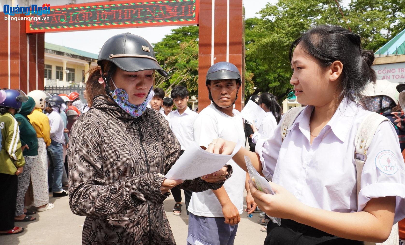 Pham Vo Chau Sa សិស្សនៅអនុវិទ្យាល័យ Tinh Hiep បាននិយាយថា ការធ្វើតេស្តនេះគឺស្ថិតនៅក្នុងសមត្ថភាពរបស់នាង ហើយនាងមានទំនុកចិត្តក្នុងការបញ្ចប់ការប្រលងប្រហែល 90% ។