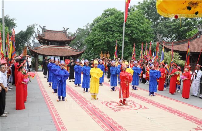 Respetuoso aniversario de la muerte del antepasado nacional Lac Long Quan y ofrenda de incienso a la Madre Au Co