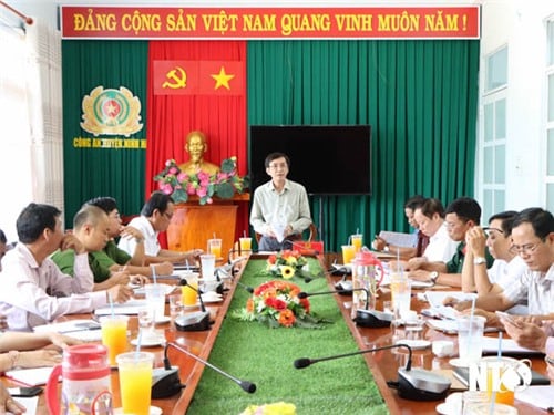 The monitoring delegation of the Provincial People's Council's Legal Committee worked with Ninh Hai District Police.