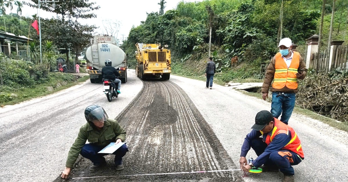 Sửa chữa nhiều đoạn mặt đường hư hỏng trên quốc lộ 14B