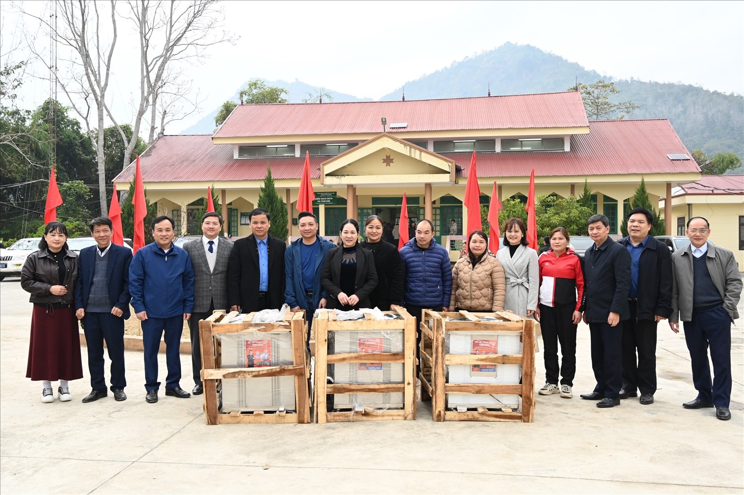 Nhân dịp này Đoàn công tác đã trao tặng 16 bếp củi thông minh cho 16 Trường học Bán trú trên địa bàn tỉnh Cao Bằng