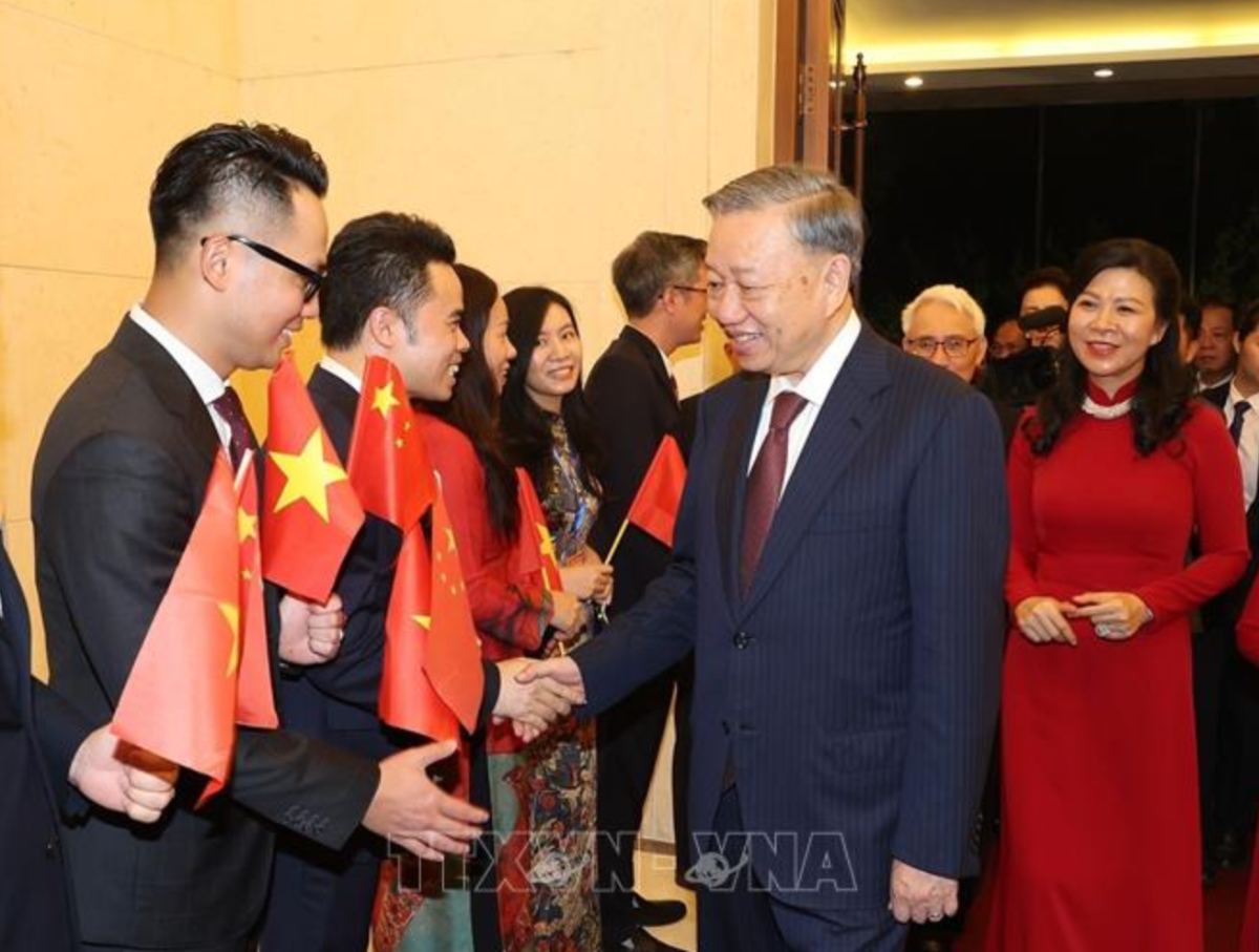 General Secretary and President To Lam and his wife with officials and staff of the Vietnamese Embassy in China. Photo: VNA